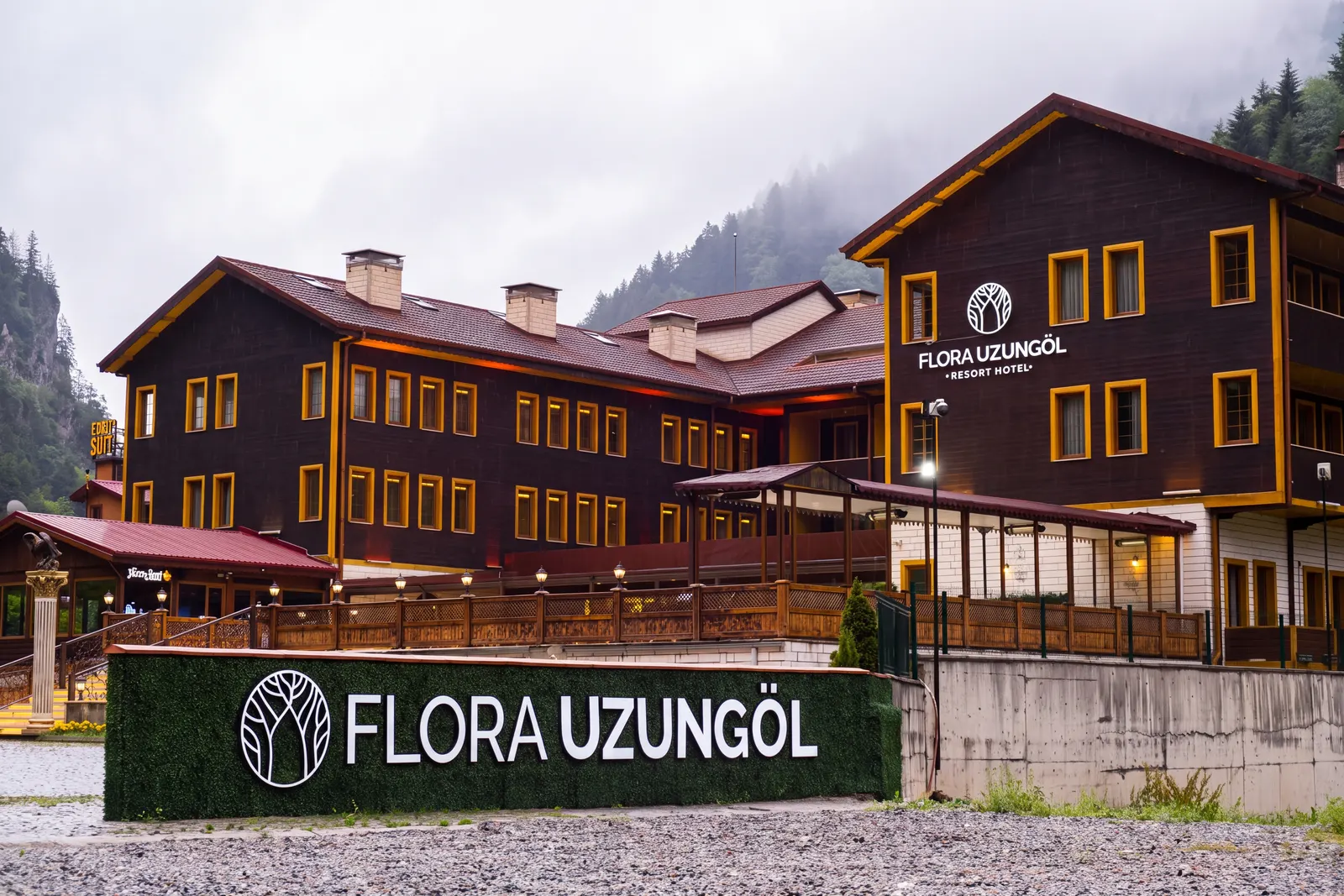 مبنى فندق Flora Resort Hotel في أوزنجول