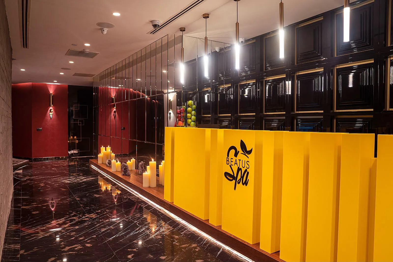 استقبال Beatus Spa والممر المضاء بالشموع في Ramada Plaza