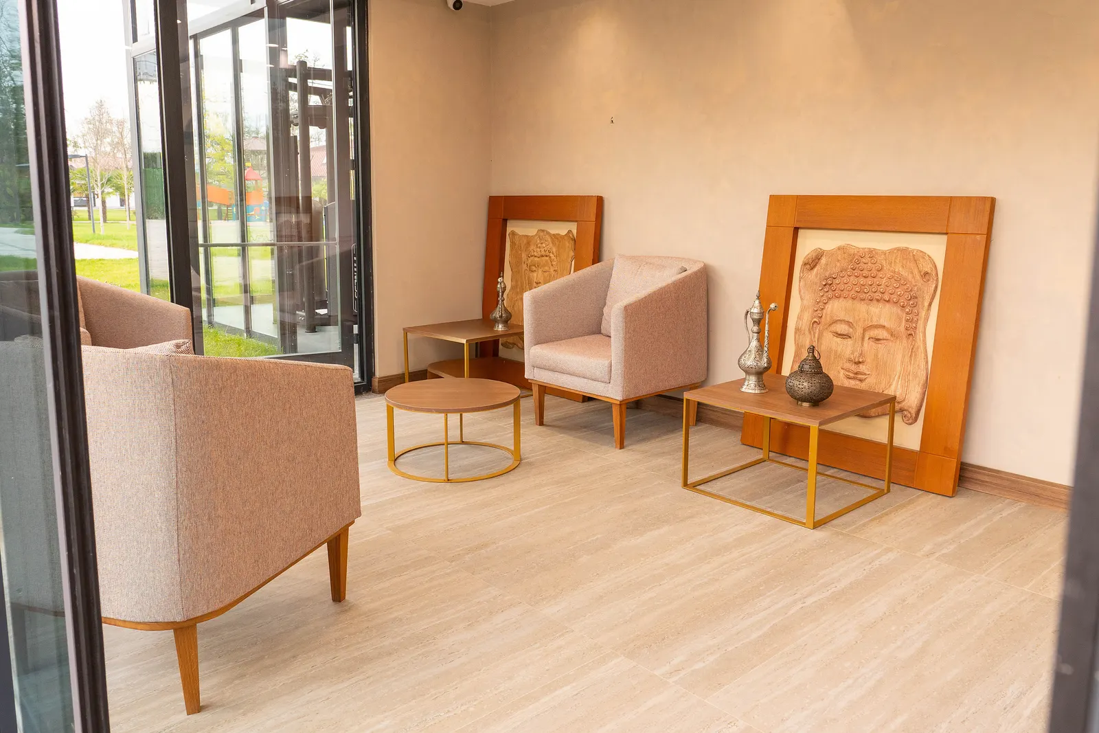 صالة استرخاء تطل على الحديقة في Wellwood Sapanca