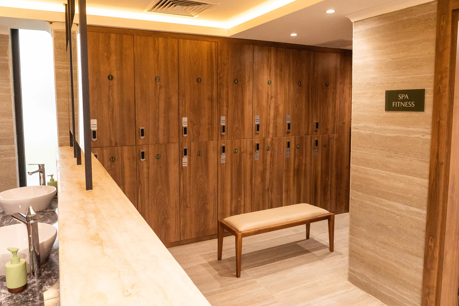 غرفة تبديل بخزائن خشبية في Wellwood Sapanca