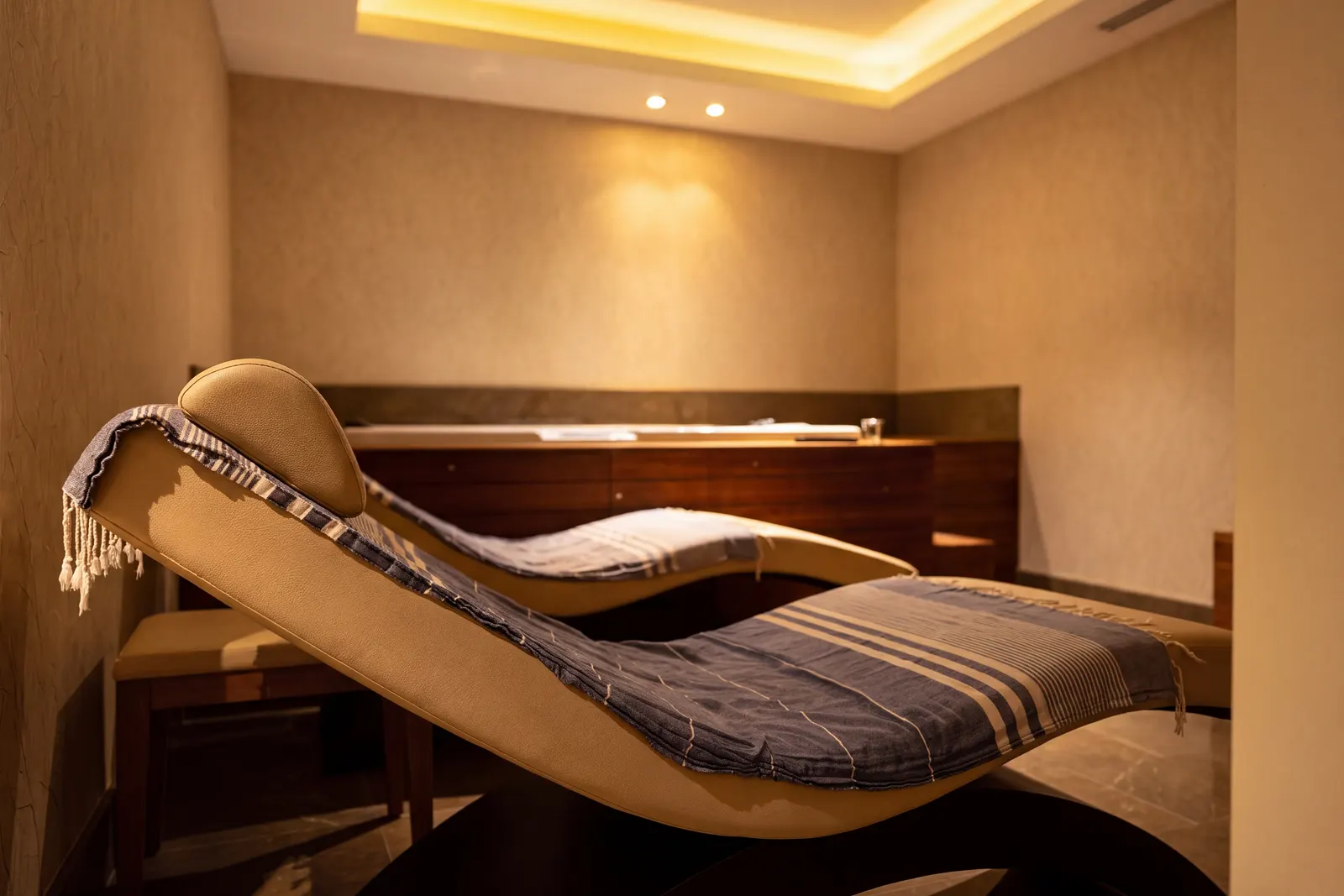 منطقة استرخاء بكراسٍ منحنية وجاكوزي في فرع Radisson Blu Trabzon