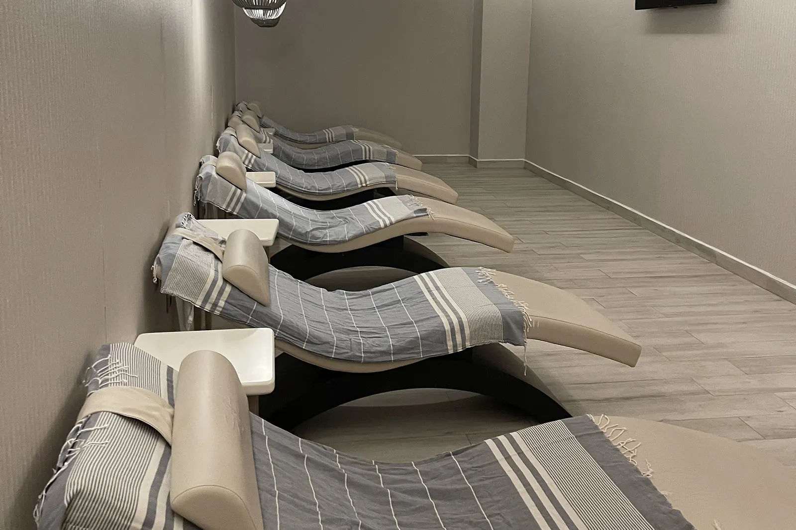 أسرّة استرخاء مغطاة بالبشتمال في Radisson Blu Trabzon