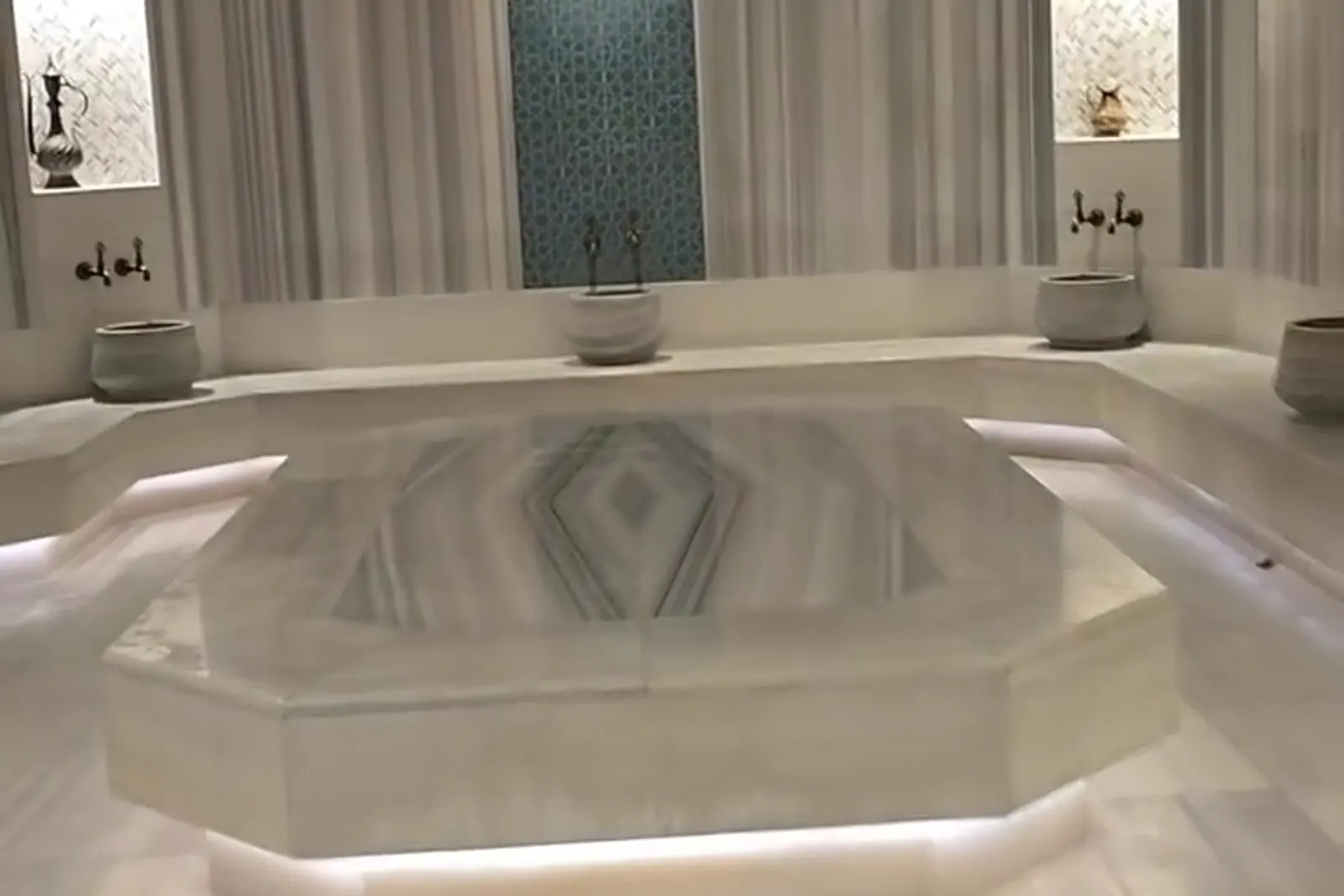 حمام تركي بمصطبة رخامية مضاءة وألواح خزفية في Radisson Blu Trabzon