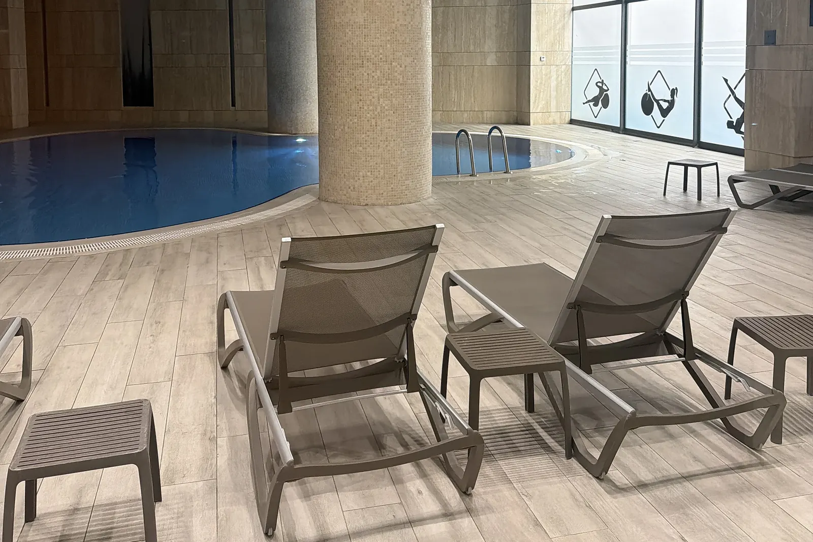 مسبح داخلي مع كراسي استلقاء في Radisson Blu Trabzon